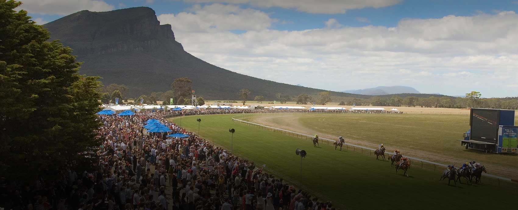 Crowd at the Dunkeld Races